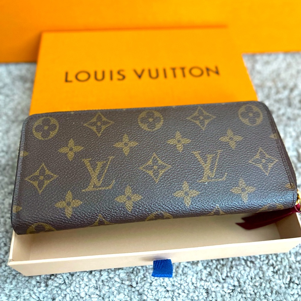 *Authentic* Louis Vuitton Clémence Wallet Fucshsia/Monogram